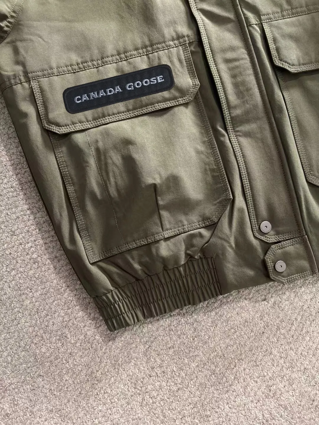 Two-day delivery time P960 Big Goose 🔥🔥 High-end customization 2025 winter official website's latest popular down jacket. Original custom-made hardware accessories for customers, all imported and original customization. Welcome to compare at the counter. Absolutely high quality. Use top-grade 90 white goose down. Super soft. Filled with fluffy and full feathers. Super heavy work. Fabric workmanship is excellent. The version is super perfect. Note⚠The fabric is super comfortable. Exclusive model. High-end quality. A must-have warm and protective artifact in winter. Size: M-3XL